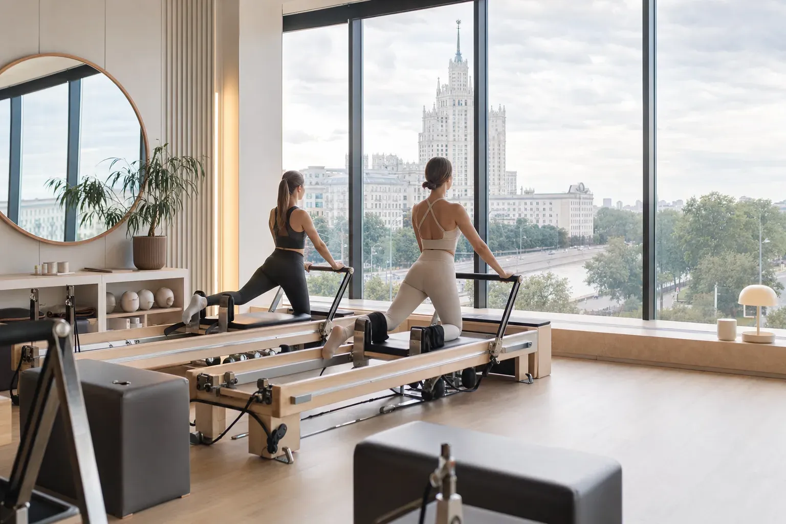 Занятие по динамическому пилатесу на реформере в студии AirFit: связки упражнений в непрерывном ритме