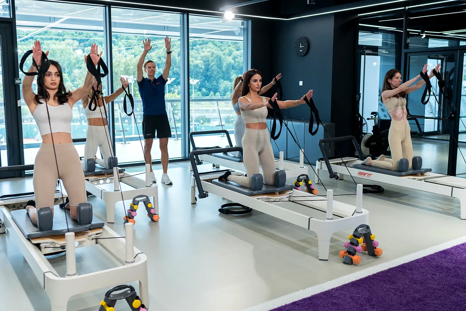 Группа занимается пилатесом на реформерах — студия AirFit
