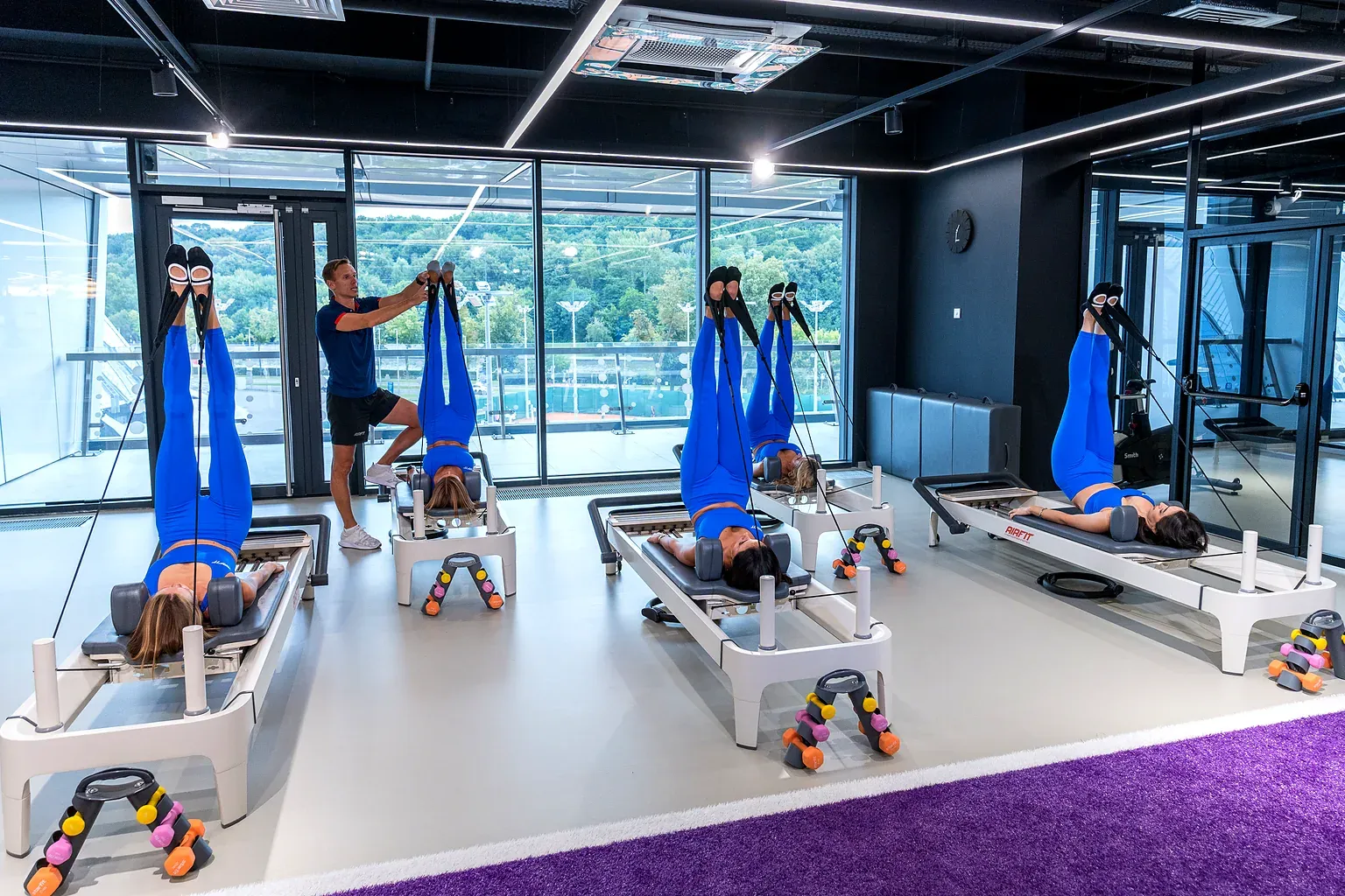 Группа занимается пилатесом на реформерах — студия AirFit